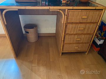 scrivania con sedia + comodino