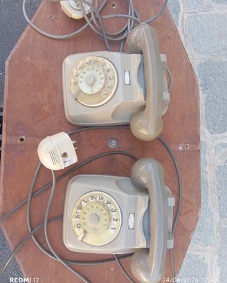 Due telefoni a disco vintage