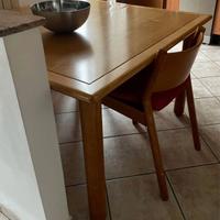 Tavolo in legno massello allungabile con 4 sedie 