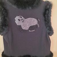 Gilè nero bordato con pelliccia