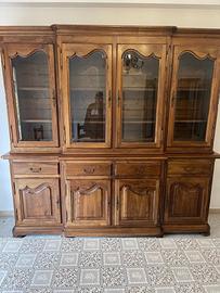 Vetrina e tavolo con sedie n massello