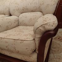 Divano e poltrone in tessuto e legno