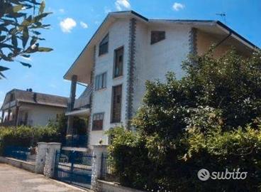 Alloggio mansardato + garage e giardino