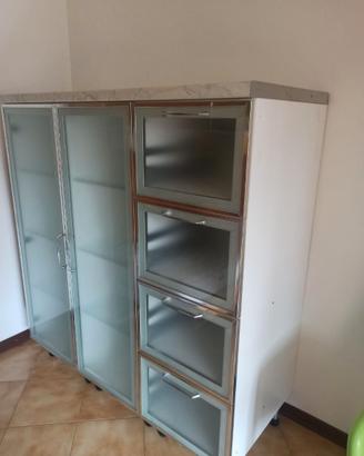 Armadio contenitore elegante con ripiani in vetro