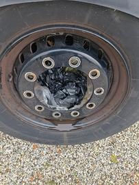 Cerchi per gommone anteriore autocarro