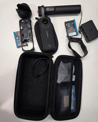 Insta360 X4 8K + asta, 2 batterie e case subacqueo