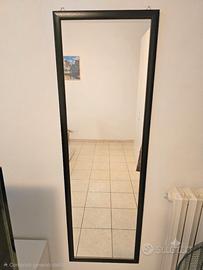 Specchio da parete con cornice nera