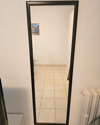 Specchio da parete con cornice nera