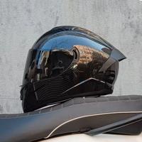 caschi in carbonio e plastica