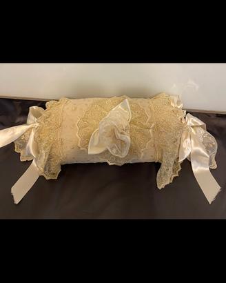 Cuscino cilindrico artigianale ricamato a mano