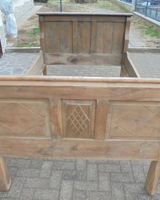 Letto antico rustico da restaurare