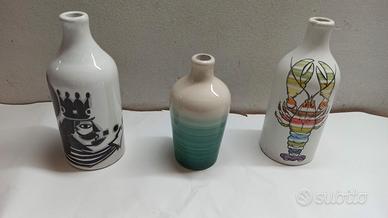 Tre orci bottiglie in ceramica dipinte a mano