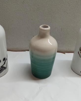 Tre orci bottiglie in ceramica dipinte a mano