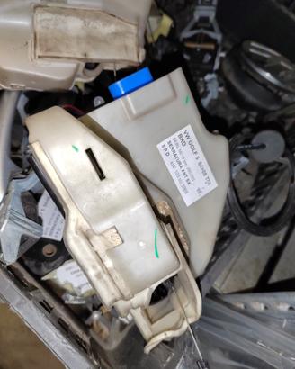 Serratura anteriore sx VOLKSWAGEN GOLF 5 del 2005