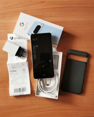 Google Pixel 8 Pro più accessori
