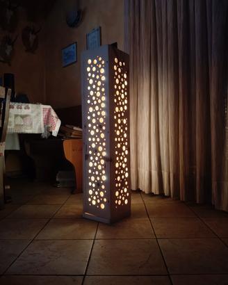 lampada in pino cembro cambia colore 