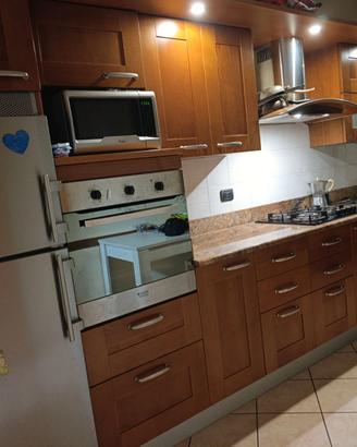 Cucina in legno con elettrodomestici