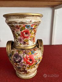 Vaso terracotta dipinta craquelé e fiori