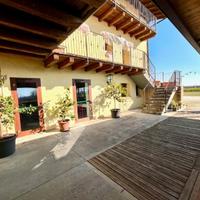 IMMOBILE RISTRUTTURATO CON TRE APPARTAMENTI E A...