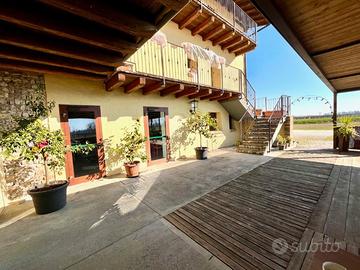 IMMOBILE RISTRUTTURATO CON TRE APPARTAMENTI E A...