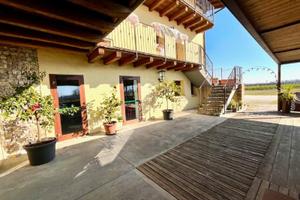 IMMOBILE RISTRUTTURATO CON TRE APPARTAMENTI E A...