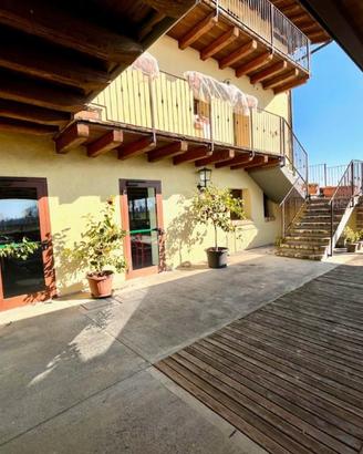 IMMOBILE RISTRUTTURATO CON TRE APPARTAMENTI E A...