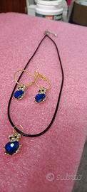 collana e orecchini con ciondoli 