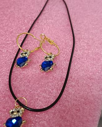 collana e orecchini con ciondoli 