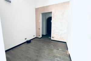 Ampio fondo commerciale Padula/Porta a terra