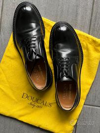 Doucal’s  Stringata in pelle nera