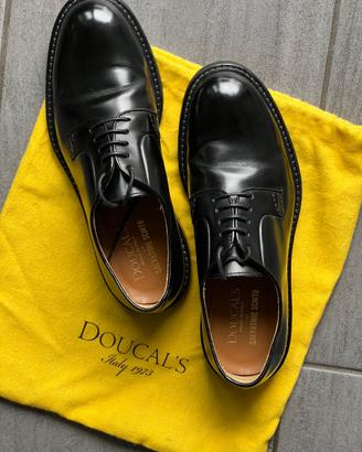 Doucal’s  Stringata in pelle nera
