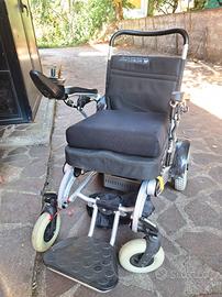 Sedia a rotelle elettrica per mobilita' ridotta