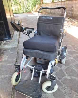 Sedia a rotelle elettrica per mobilita' ridotta