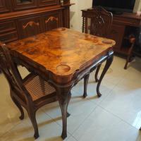 Tavolo da salotto antico in legno con due sedie