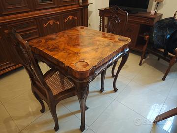 Tavolo da salotto antico in legno con due sedie