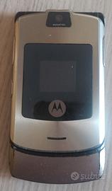 Cellulare a conchiglia MOTOROLA RAZR V3i, usato...
