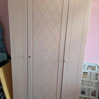 Armadio in legno intagliato