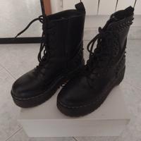 anfibi con zeppa e borchie 