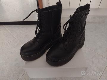 anfibi con zeppa e borchie 