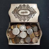 Cofanetto vintage metallo con 100 monete mondiali