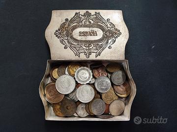 Cofanetto vintage metallo con 100 monete mondiali