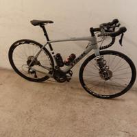 Bicicletta da gravel Trek di colore grigio.