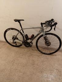 Bicicletta da gravel Trek di colore grigio.