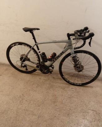 Bicicletta da gravel Trek di colore grigio.