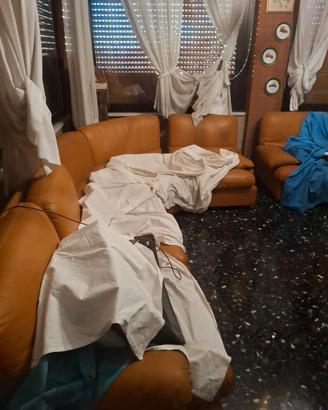 divano angolare con annessa poltrona