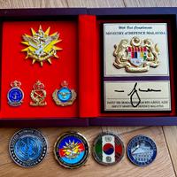 Challenge Coins Militari + targa malese. Monete.