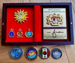 Challenge Coins Militari + targa malese. Monete.