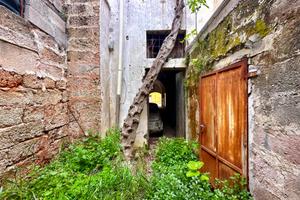 Box auto in pieno centro a Neviano con giardino