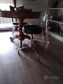 Sgabello in acciaio con seduta in pelle 