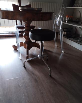 Sgabello in acciaio con seduta in pelle 